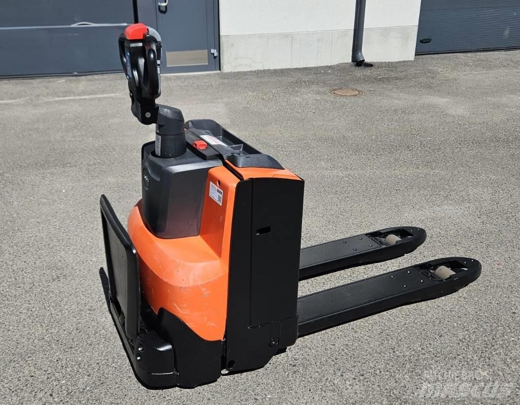 Toyota LWE 200 Low lifter with platform