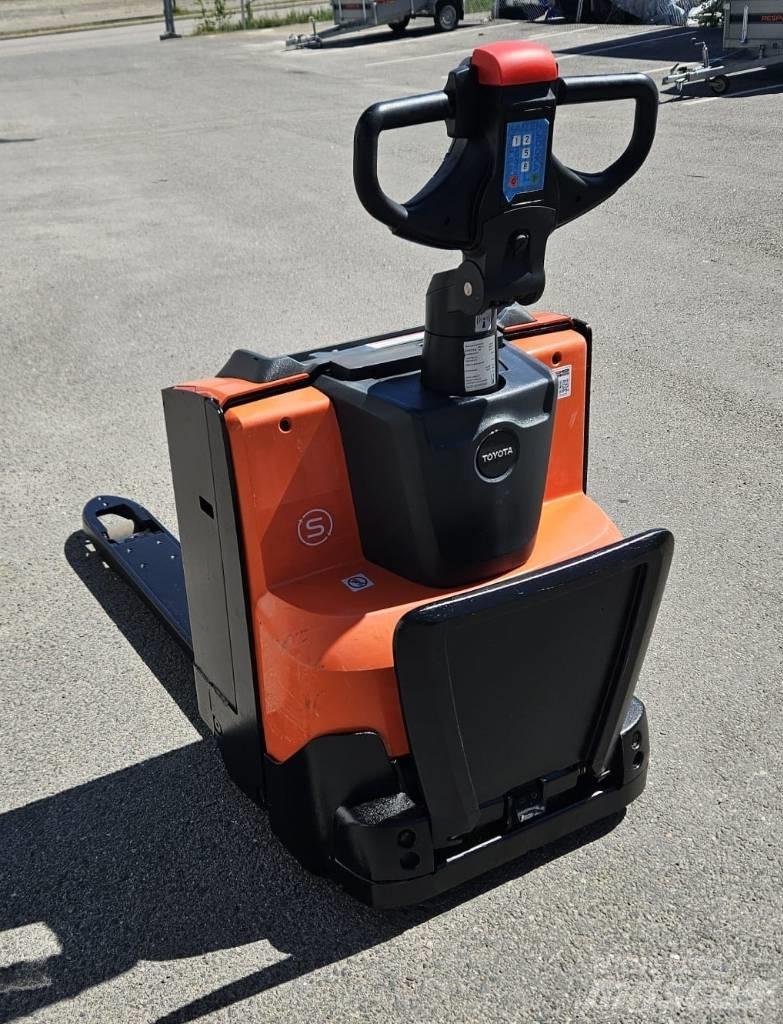 Toyota LWE 200 Low lifter with platform