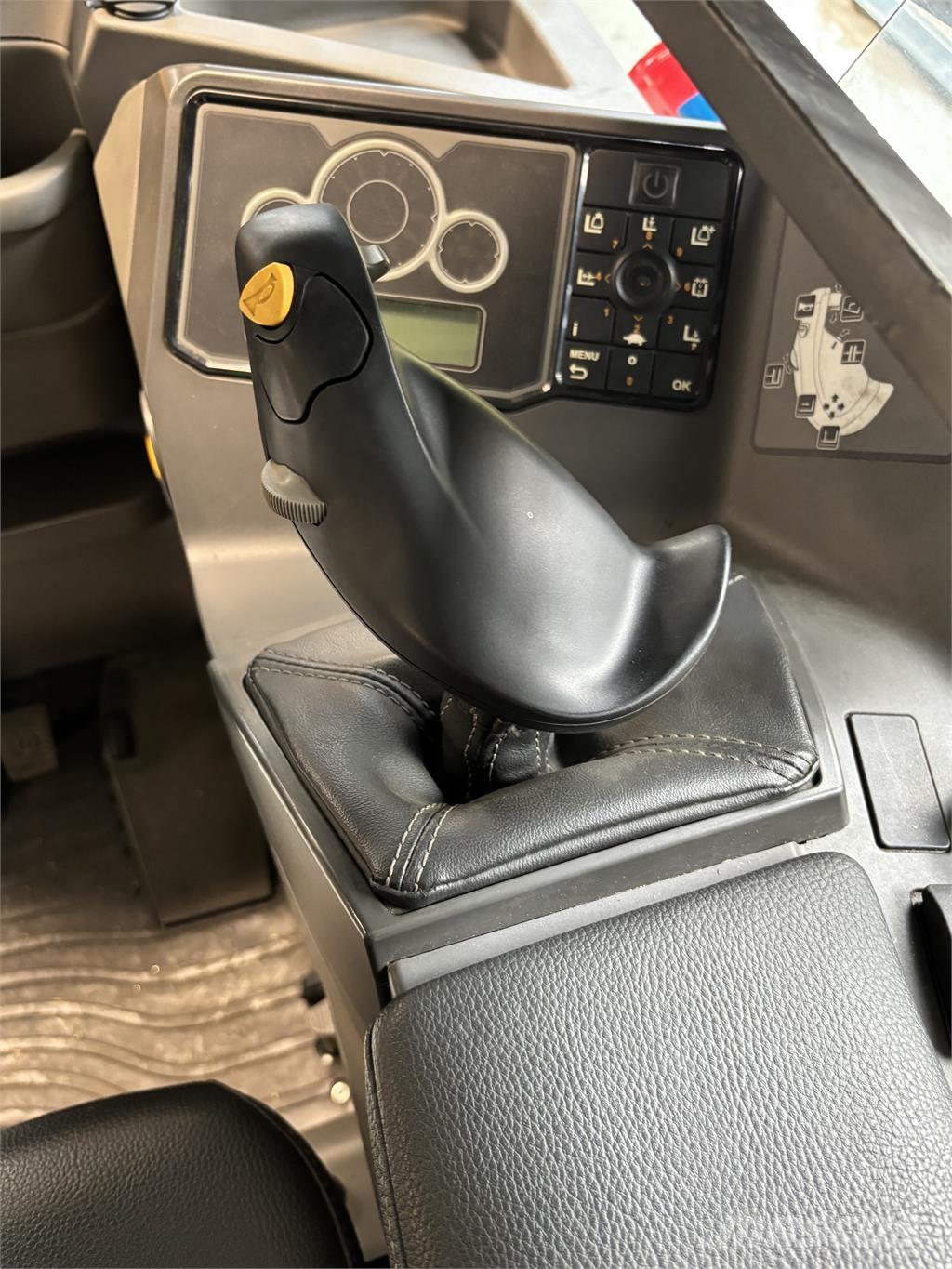 Atlet UHD200 Reach trucks