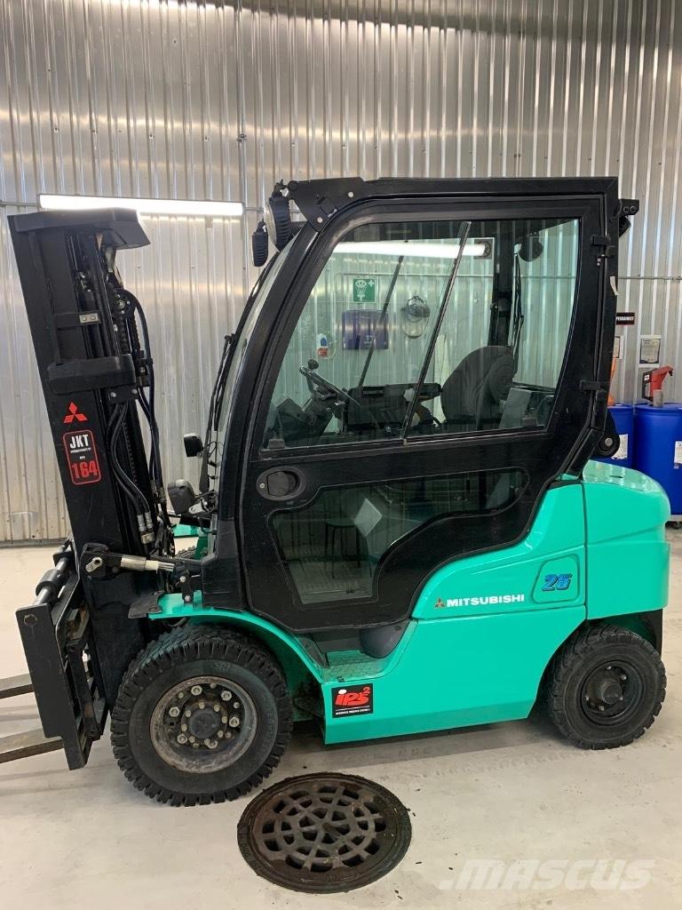 Mitsubishi FD 25 N2 Diesel trucks