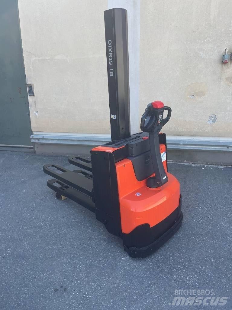 BT SWE080L Pedestrian stacker