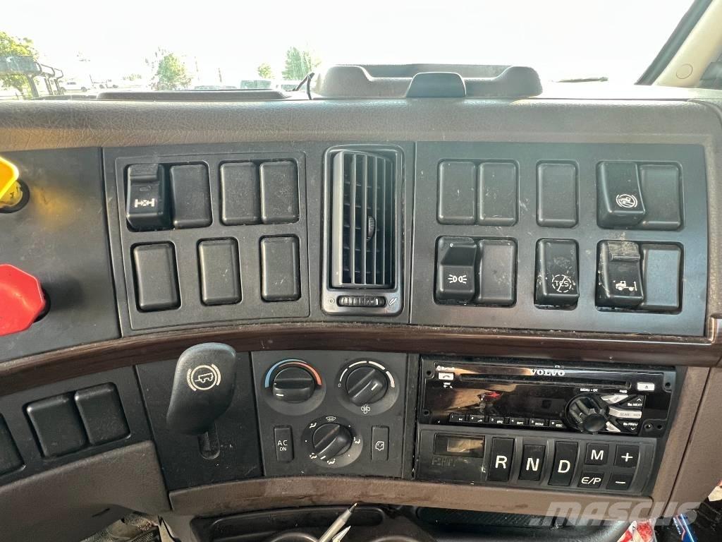 Volvo VNL 42 T300 Tractor Units