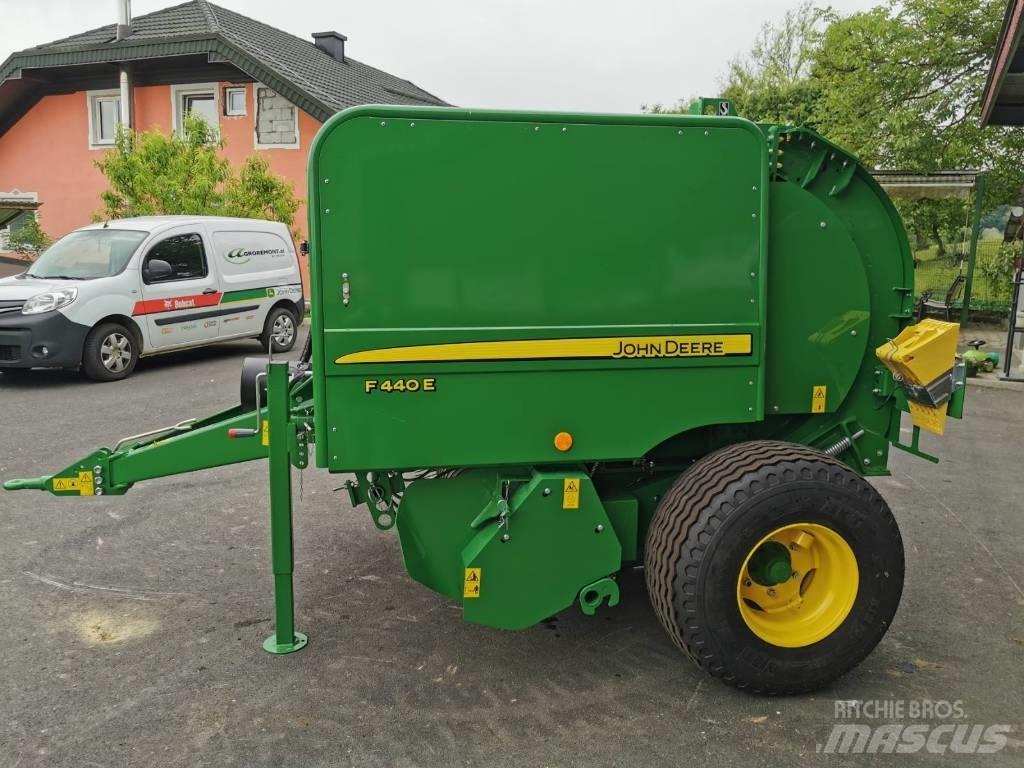 John Deere F440E Round balers