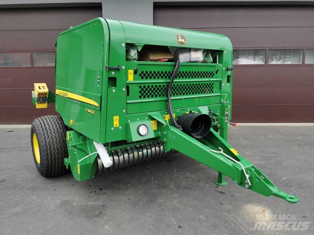 John Deere F440E Round balers