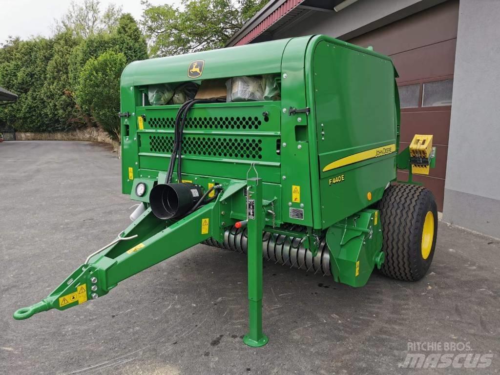 John Deere F440E Round balers