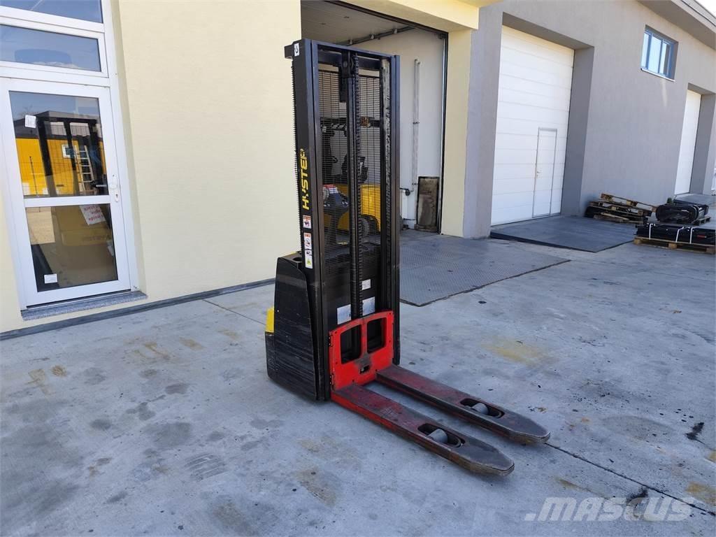 Hyster S1.0E Pedestrian stacker