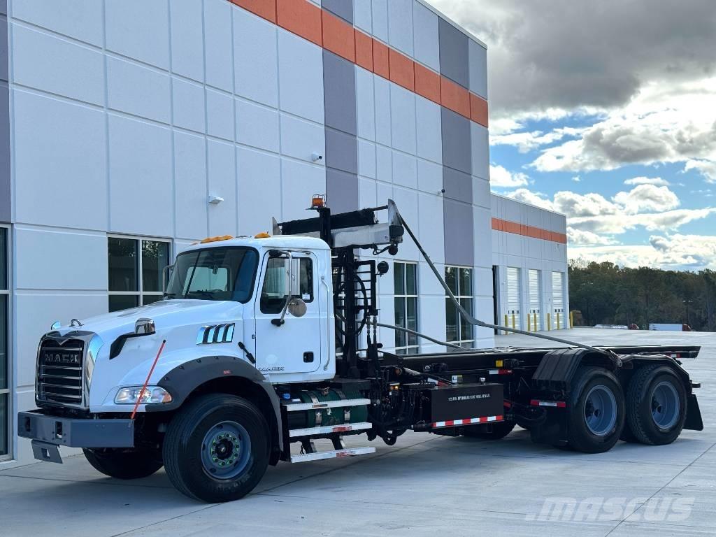 Mack Granite GU 813 Cable lift demountable trucks