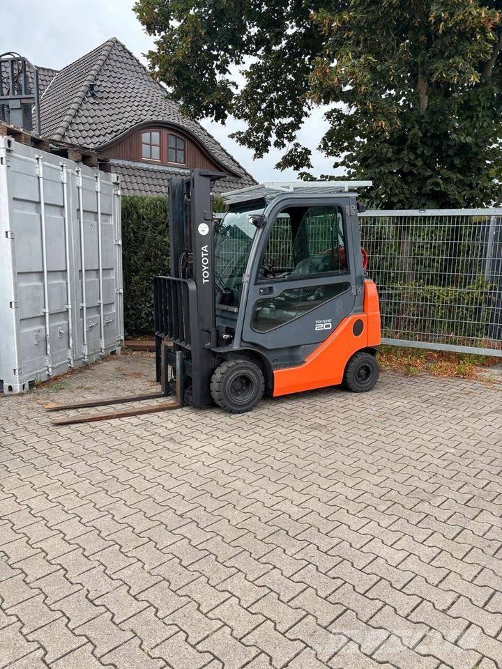 Toyota 8 FGKF 20 LPG trucks