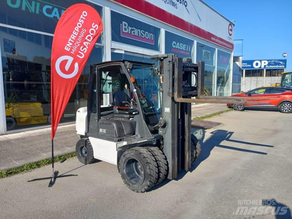 UniCarriers D32 Diesel trucks