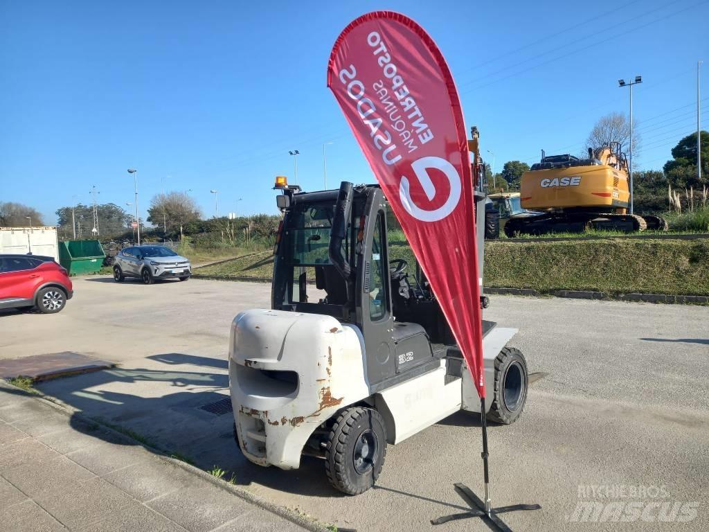 UniCarriers D32 Diesel trucks