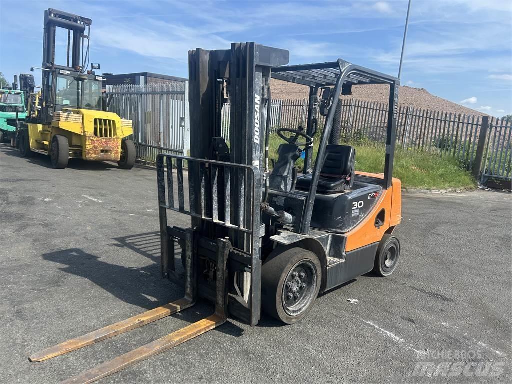 Doosan D30S-5 Diesel trucks