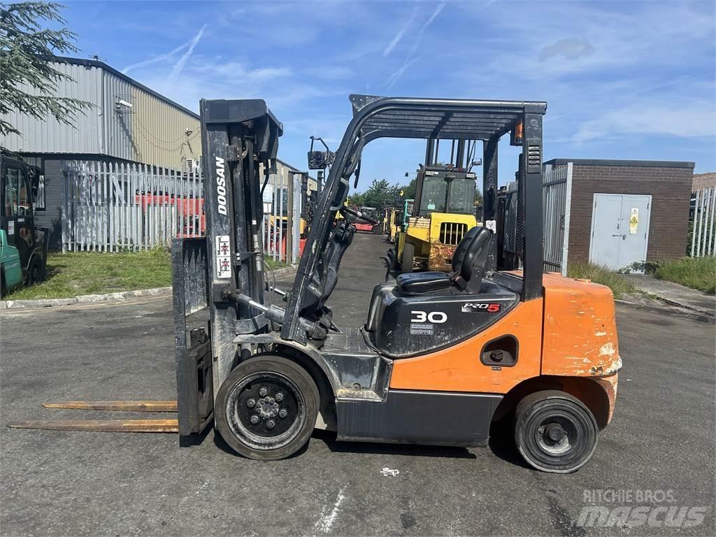 Doosan D30S-5 Diesel trucks