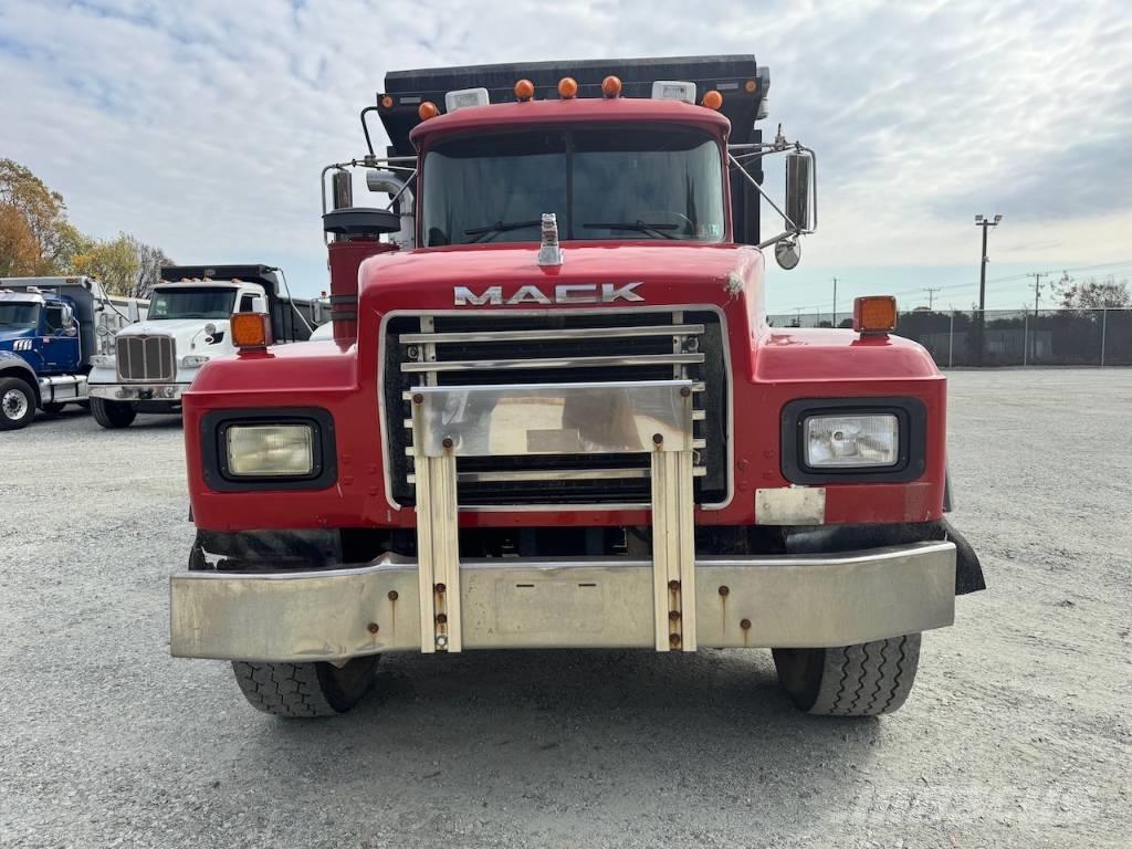 Mack RD 688 S Tipper trucks