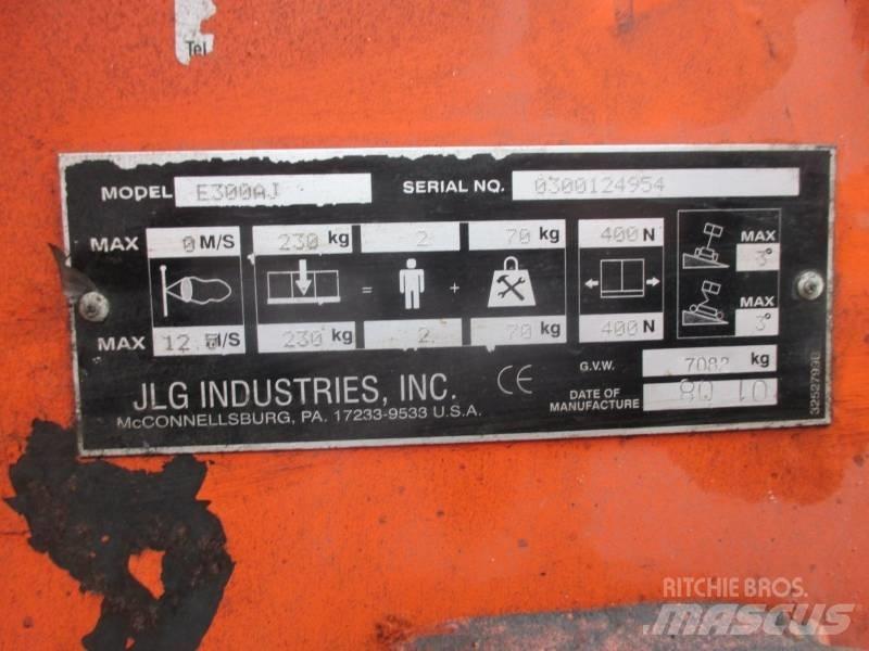JLG E 300 AJ Articulated boom lifts