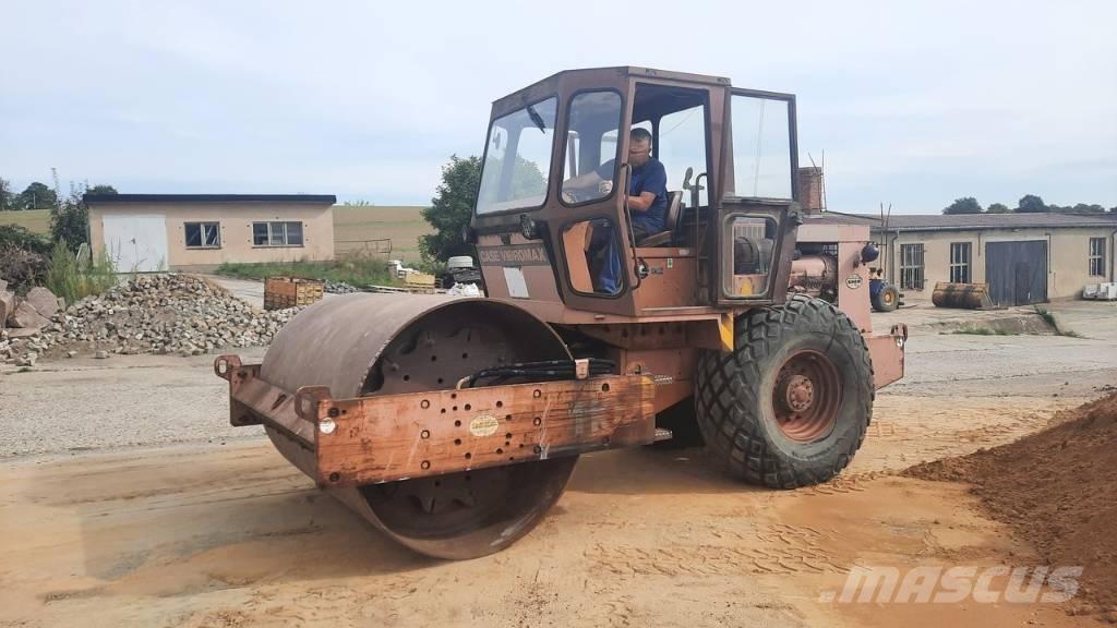 CASE W 1102 D Single drum rollers