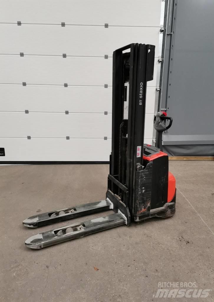 Toyota SWE120L Pedestrian stacker