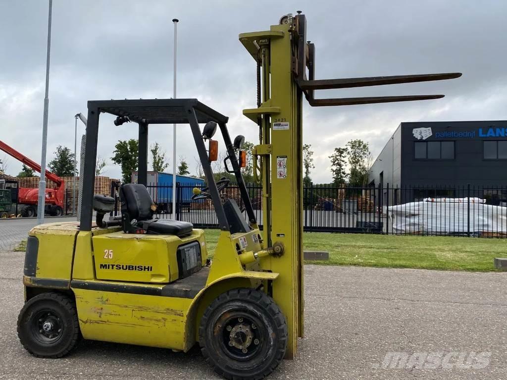 Mitsubishi FD25T Diesel trucks