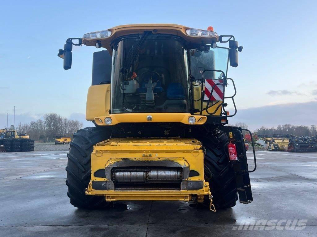 New Holland CR 9080 Combine harvesters