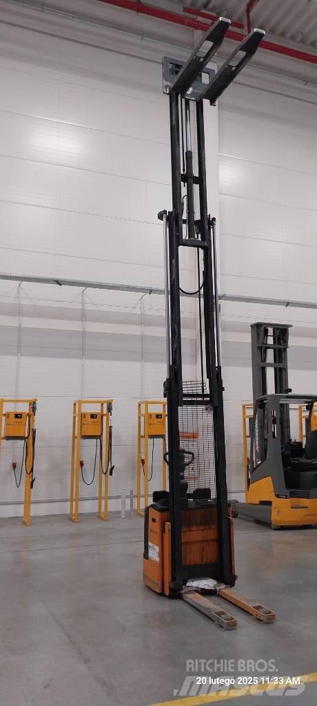 Still EGVS 14 Pedestrian stacker