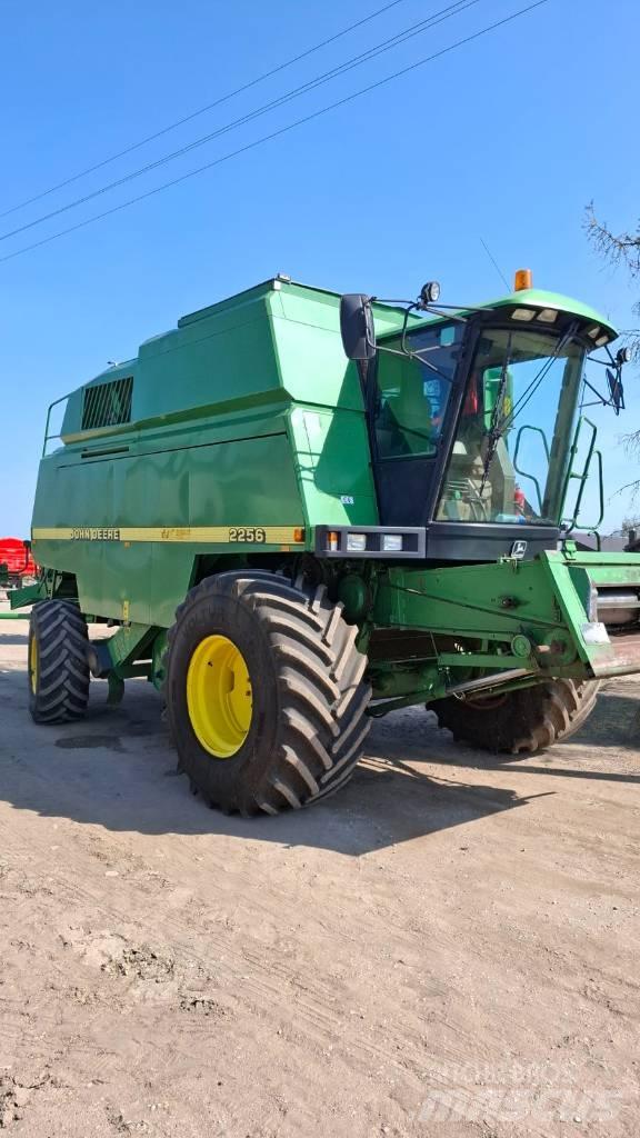 John Deere 2256 Combine harvesters