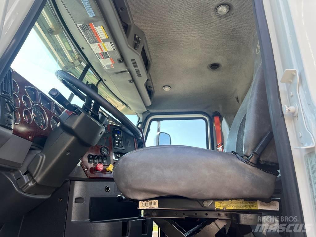 Mack CXU 613 Tractor Units