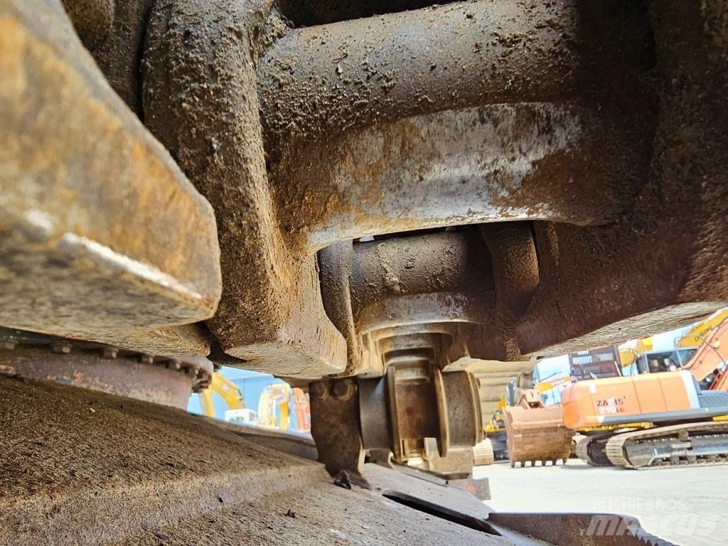 Komatsu PC210LC-8 Crawler excavators