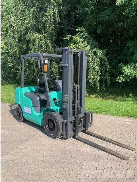 Mitsubishi FD25NT Diesel trucks