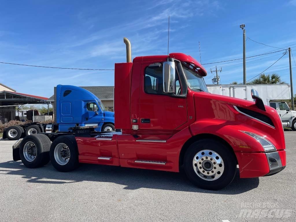 Volvo VNL64T300 Tractor Units