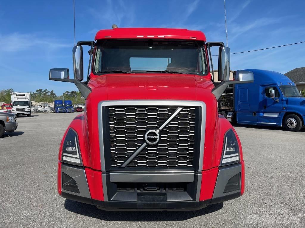 Volvo VNL64T300 Tractor Units