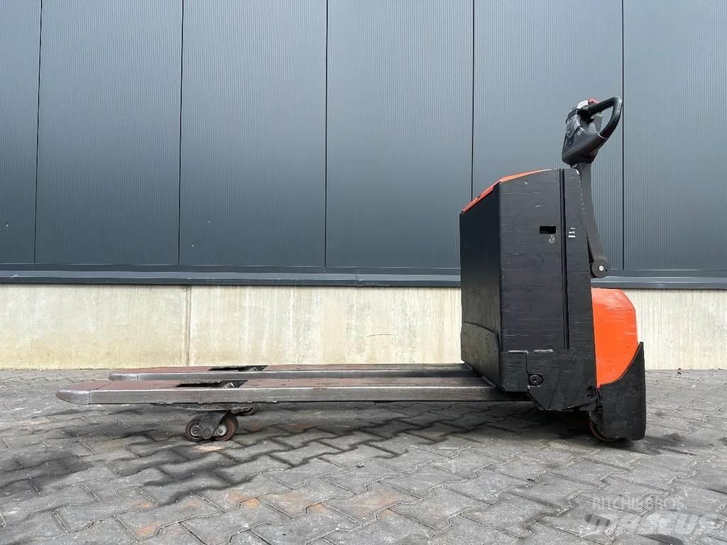 BT LWE180 Pedestrian stacker