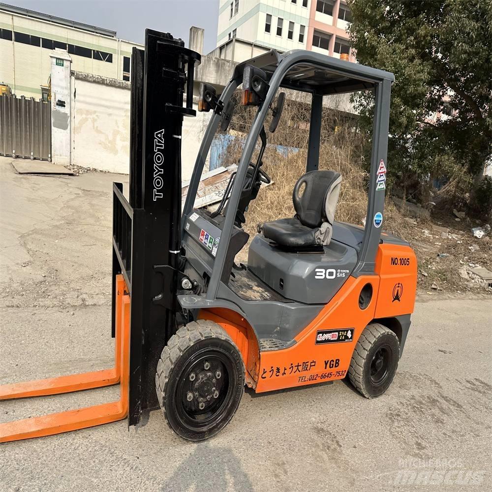 Toyota 8 FDK 30 Diesel trucks