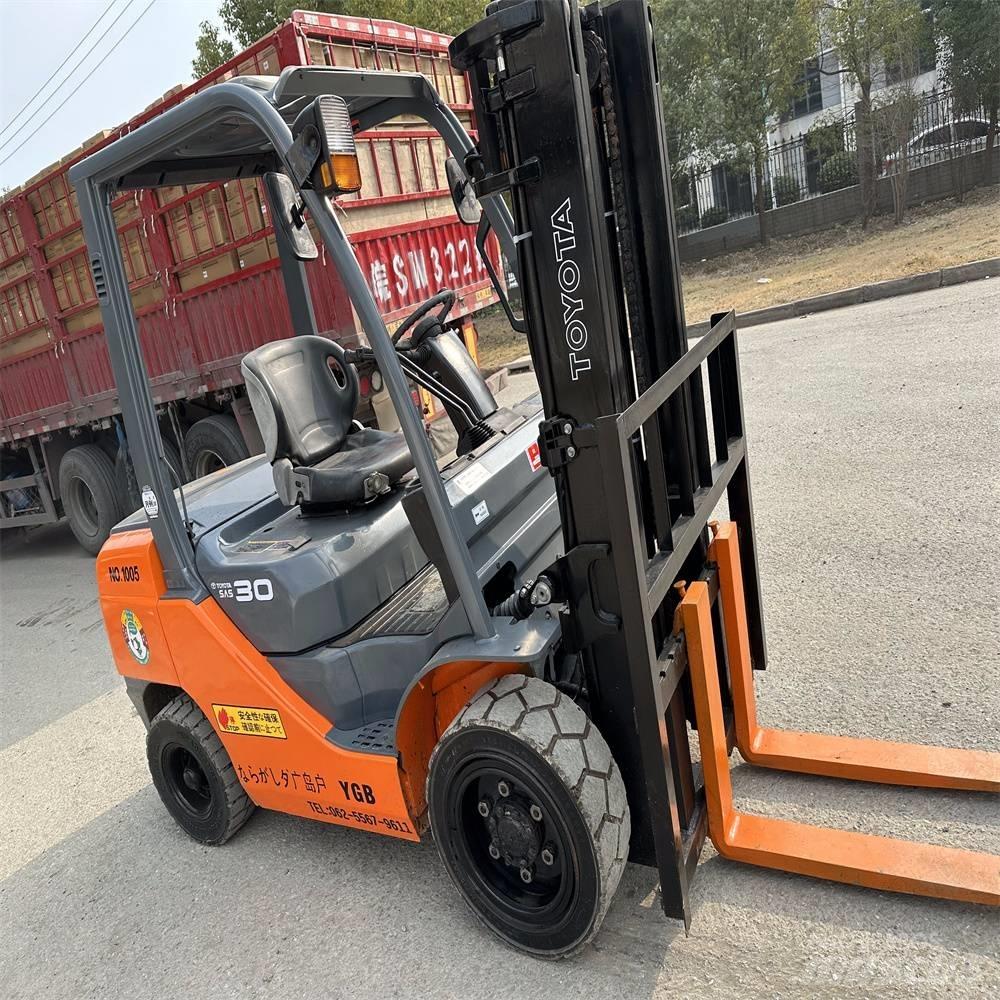 Toyota 8 FDK 30 Diesel trucks