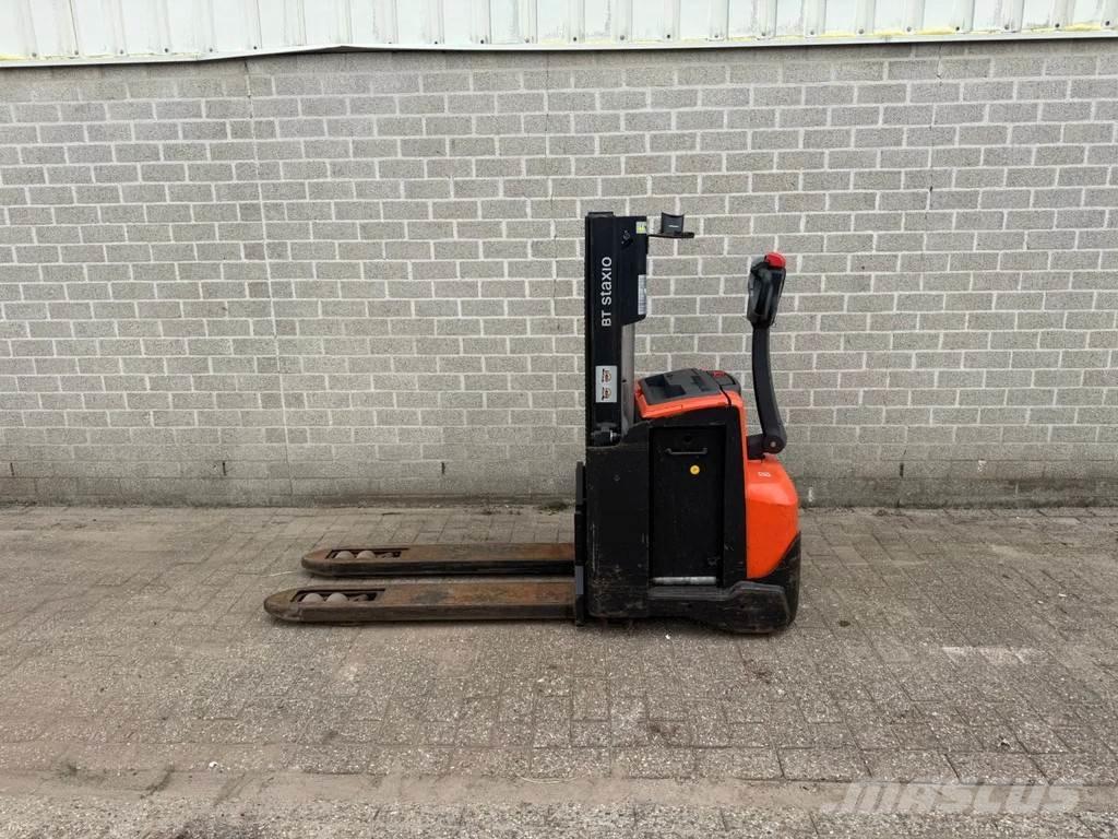 BT SWE200D Pedestrian stacker