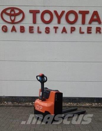 Toyota LWE 200 Pedestrian stacker