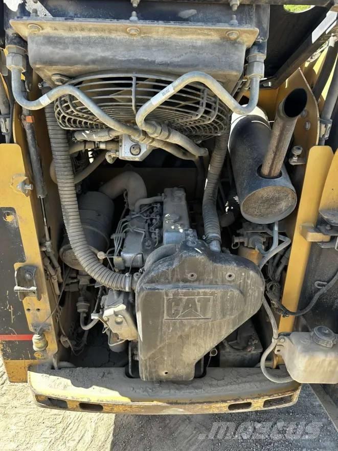 CAT 257 Crawler loaders