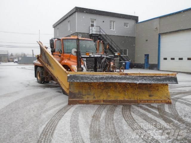 International 7400 Snow blades and plows