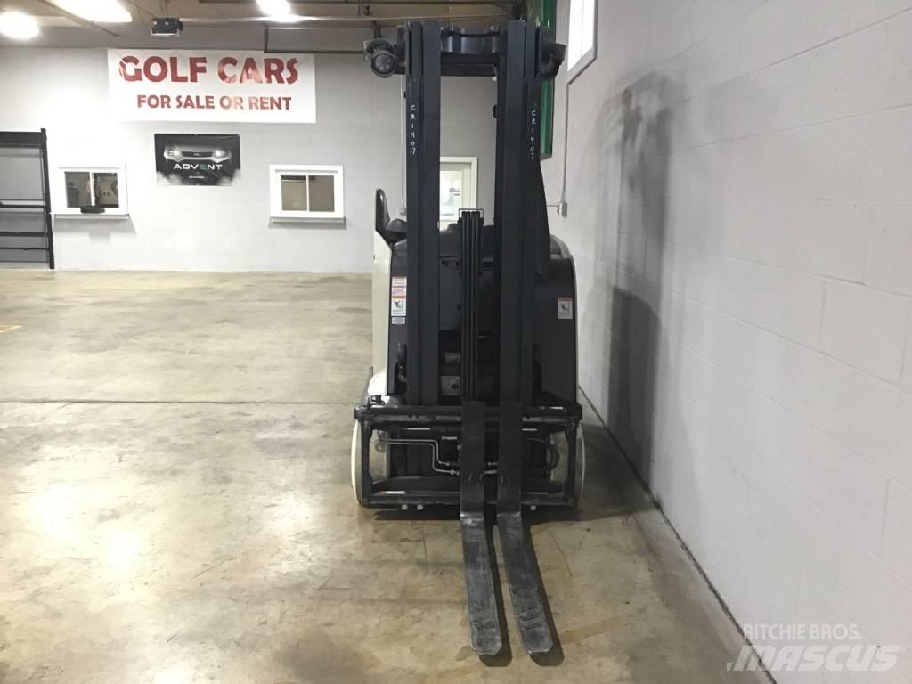 Crown RC5555-40 Self propelled stackers