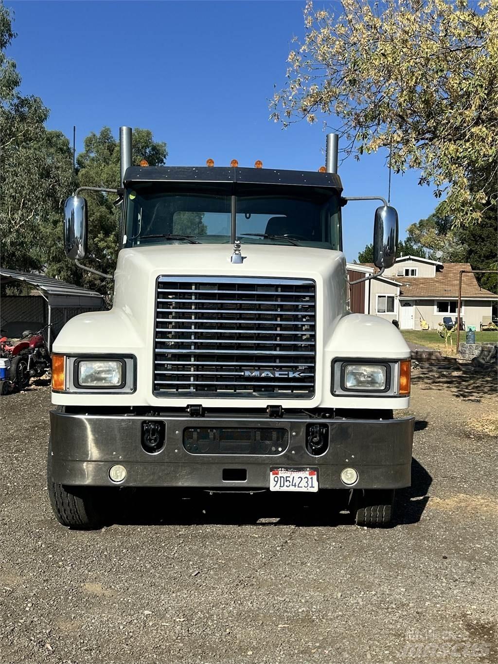 Mack CHU 613 Tractor Units