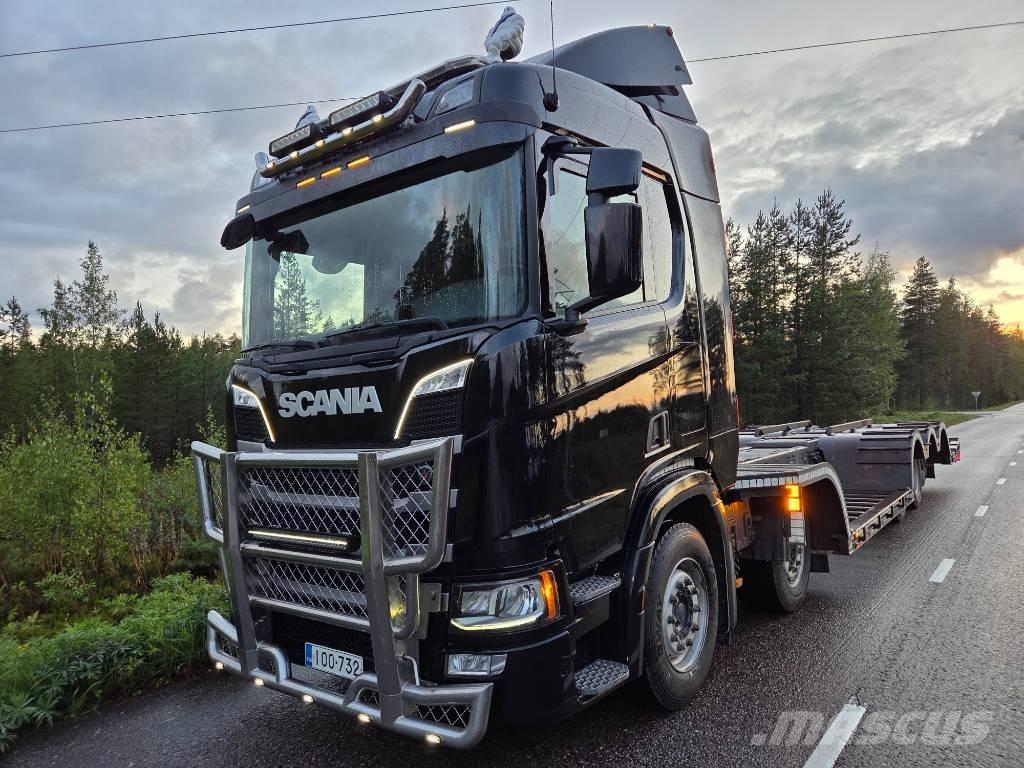 Scania R 450 Forest machine transport trucks