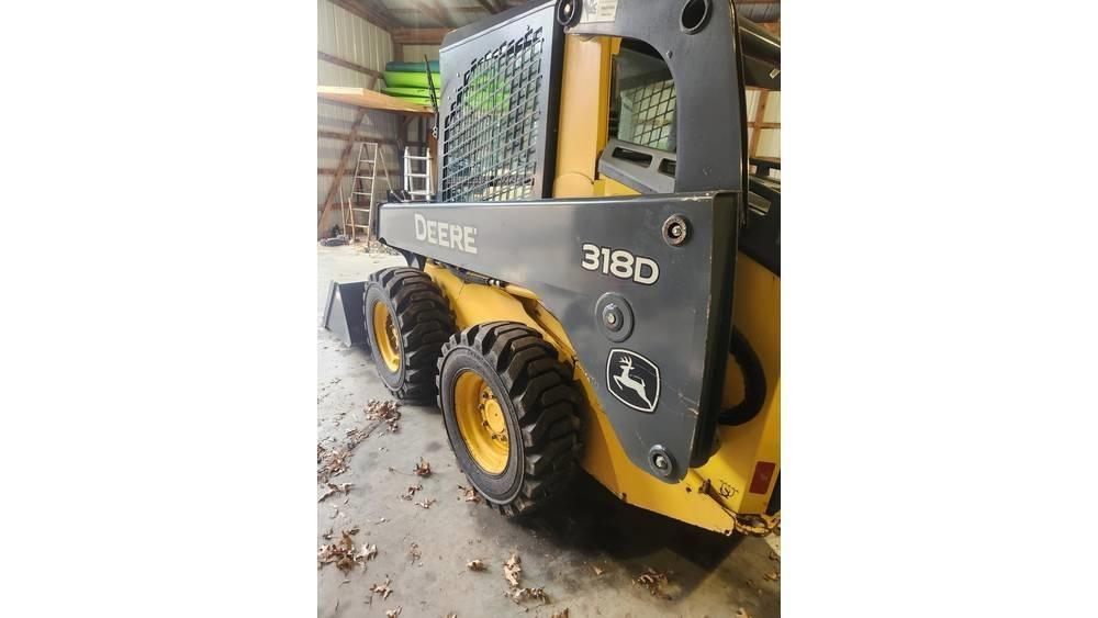 John Deere 318 D Skid steer loaders