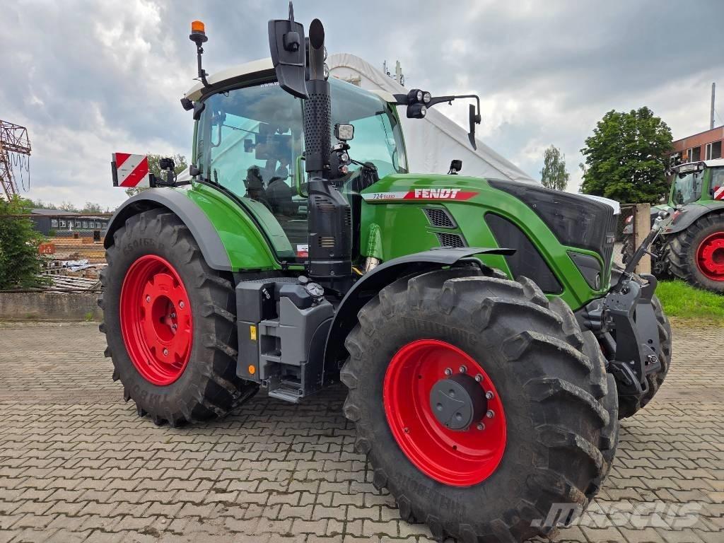Fendt 724 Vario Tractors