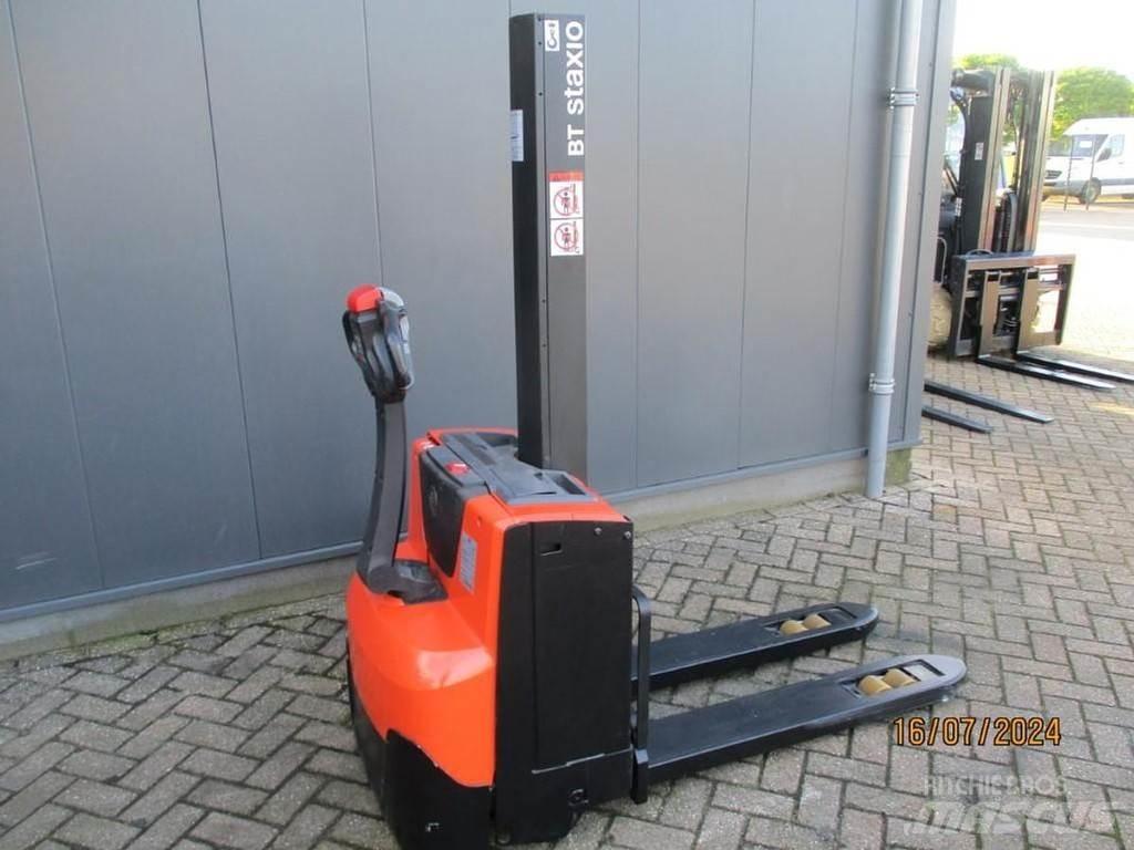 BT SWE 080L Pedestrian stacker