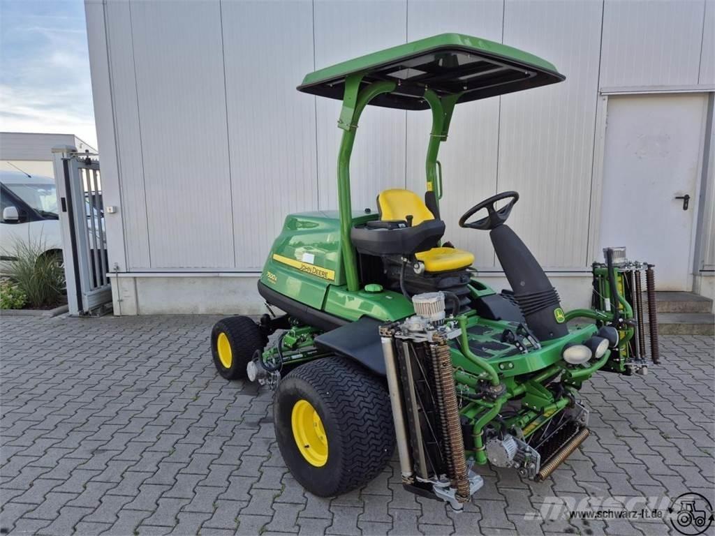 John Deere 7500A Golf carts