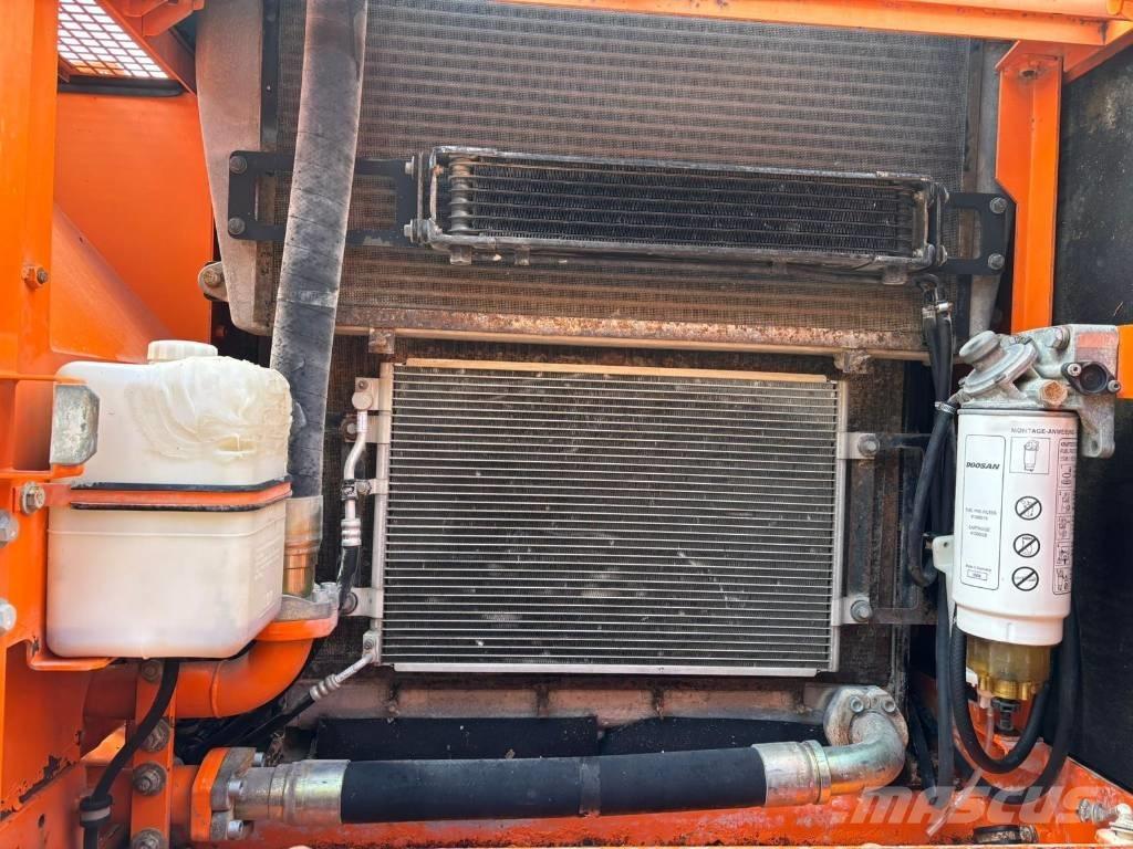 Doosan DX 300 LC Crawler excavators