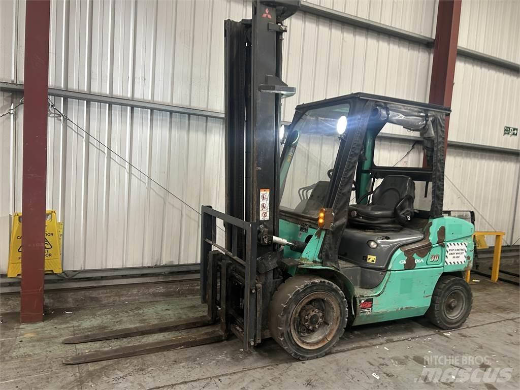 Mitsubishi FD30NT Diesel trucks