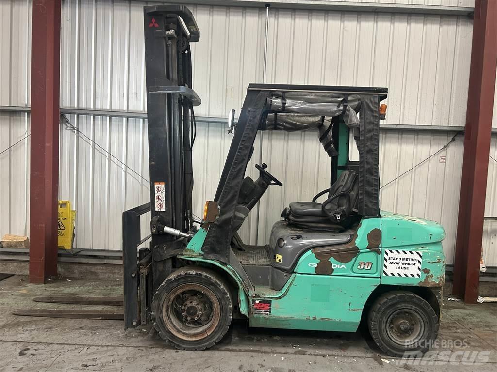 Mitsubishi FD30NT Diesel trucks