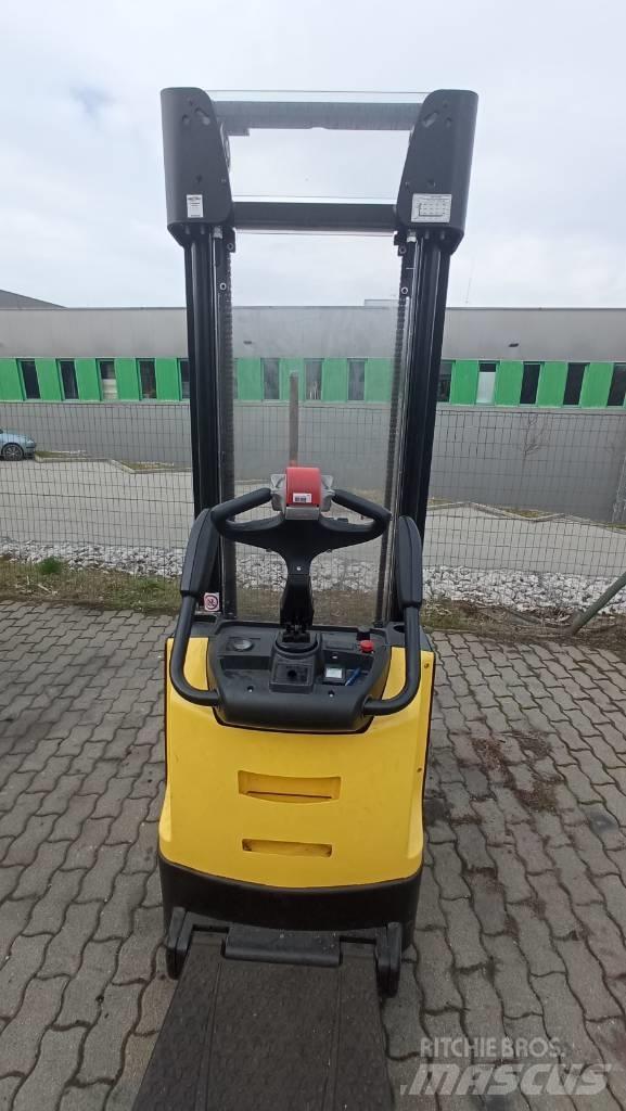 Hyster S1.4S Pedestrian stacker