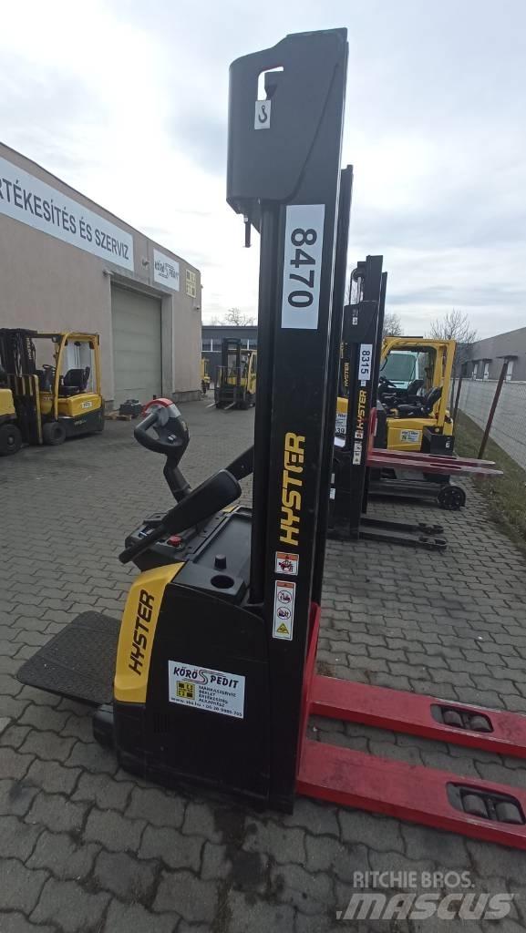 Hyster S1.4S Pedestrian stacker