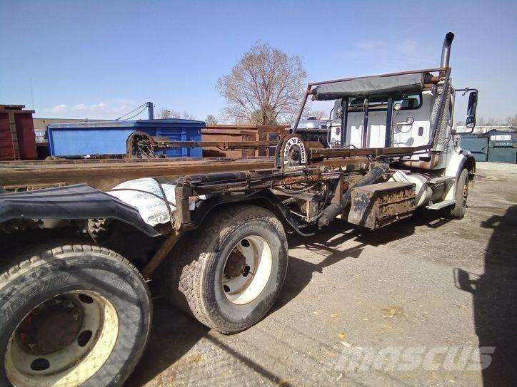 Freightliner M2 Cable lift demountable trucks