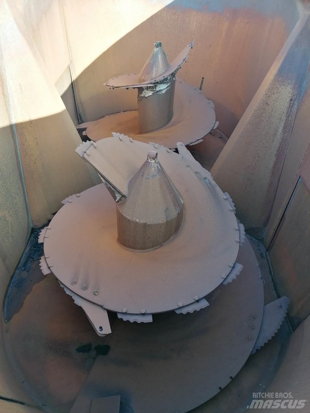 Peecon 24m³ Mixer feeders